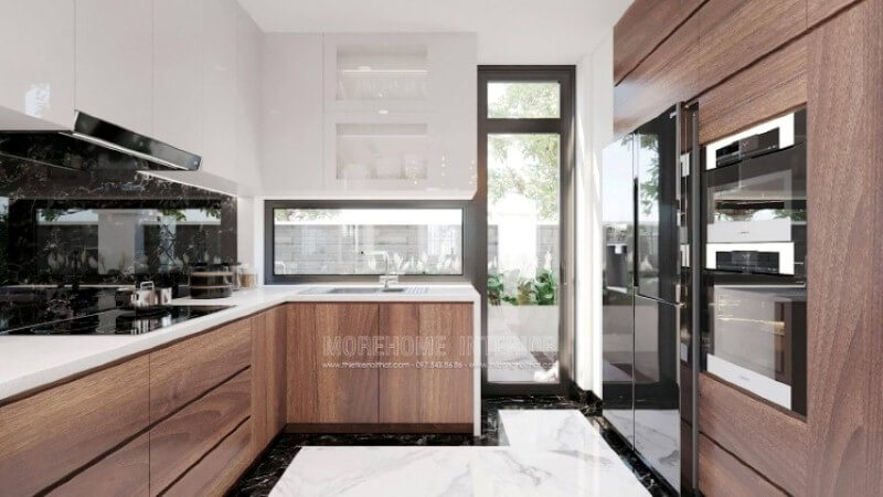 Trong thiết kế không gian phòng bếp biệt thự hiện đại, vật liệu ốp bếp rất được chú trọng bởi điều hiển nhiên xảy ra khi nấu nướng sẽ có nhiều vết bắn dầu mỡ nếu không được lau sạch sẽ gây ra ẩm mốc. Khắc phục điều đó, kính ốp bếp hay đá ốp bếp đều là lựa chọn tối ưu, nhưng nếu có điều kiện đá ốp bếp nhân tạo màu đen chỉ trắng như trong mẫu phòng bếp trong đây sẽ là lựa chọn tuyệt vời. Thiết kế phòng bếp, tủ bếp đẹp