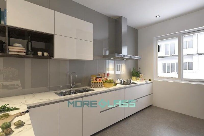 Mẫu kính bếp cường lực màu ghi đậm cùng với màu trắng của tủ bếp là sự kết hợp nổi bật được nhiều khách hàng yêu thích.