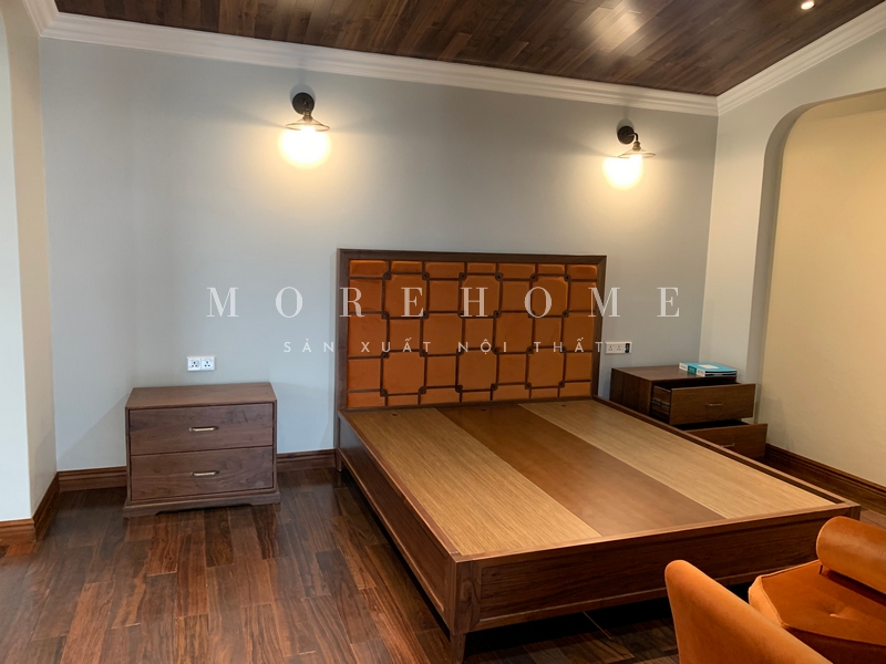 Thi công giường ngủ gỗ tự nhiên có đệm da đầu giường hiện đại thoải mái sử dụng tiện nghi cho nghỉ ngơi những giấc ngủ ngon lành hằng ngày của gia chủ
